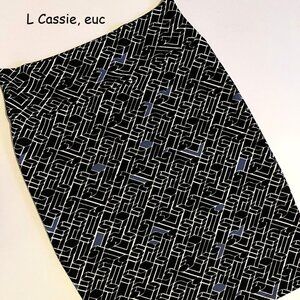 Large Lularoe Cassie pencil skirt, black white blue woven print